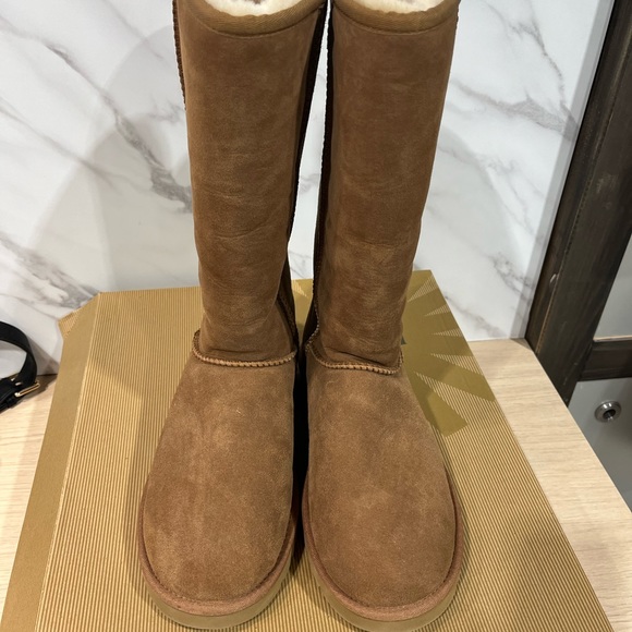New Ugg classic tall size 8 - Picture 3 of 4